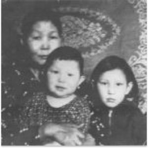 С мамой и С братом Николаем в детстве