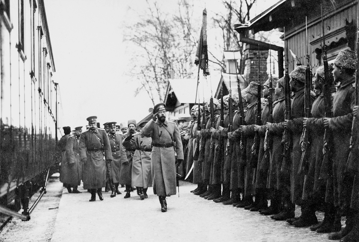 Император Николай II на станции Вышки идёт вдоль почётного караула Кабардинского Его Величества полка