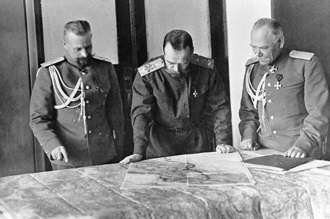 Император Николай II над картой сражений во время Первой мировой войны