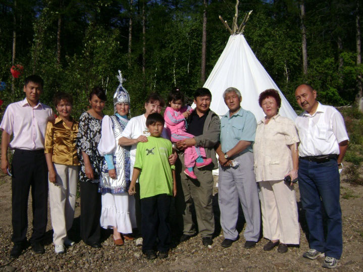 Лугинов с земляками в Таас Тумусе, август 2008 г.